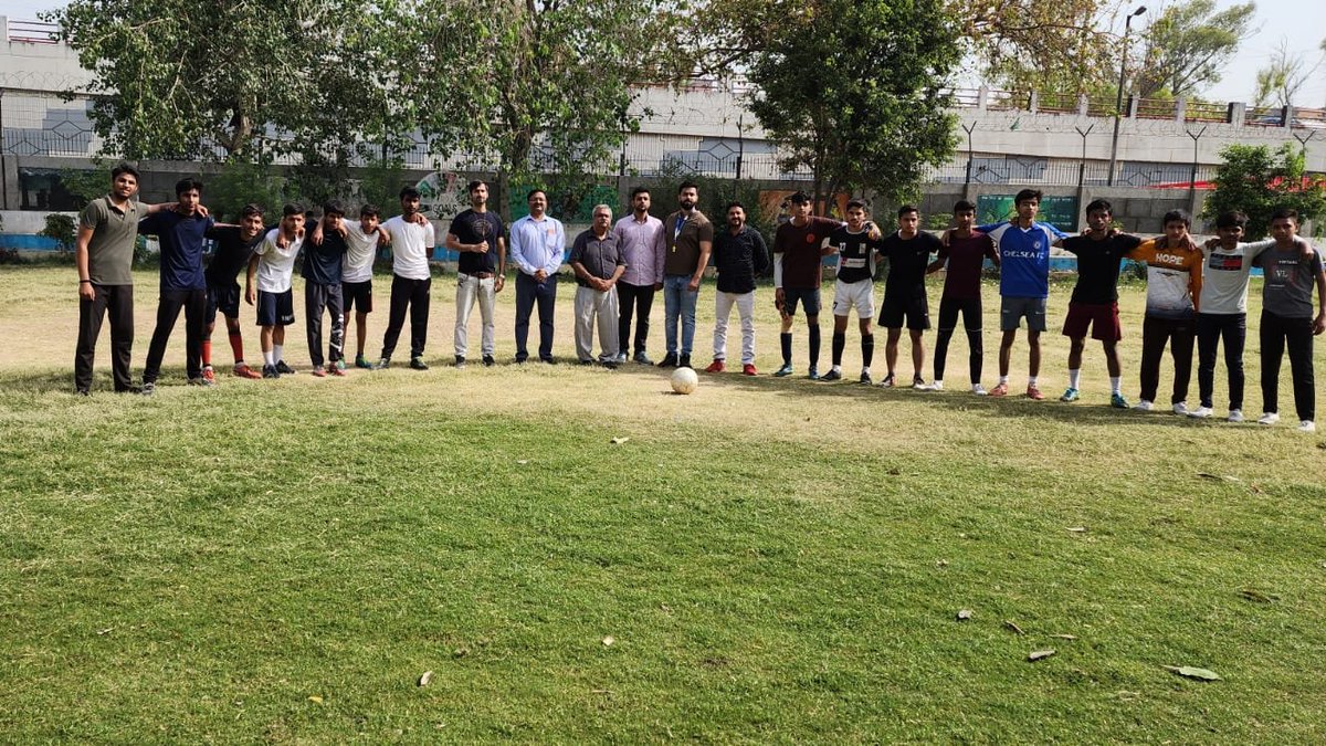 RpvvNandNagri's tweet photo. A football match was organized under the Sports Festival of Azadi Ka Amrit Mahotsav at RPVV Nand Nagri. #RPVVNandNagri #AzadiKaAmritMahotsav https://t.co/e8HxkMCOIU