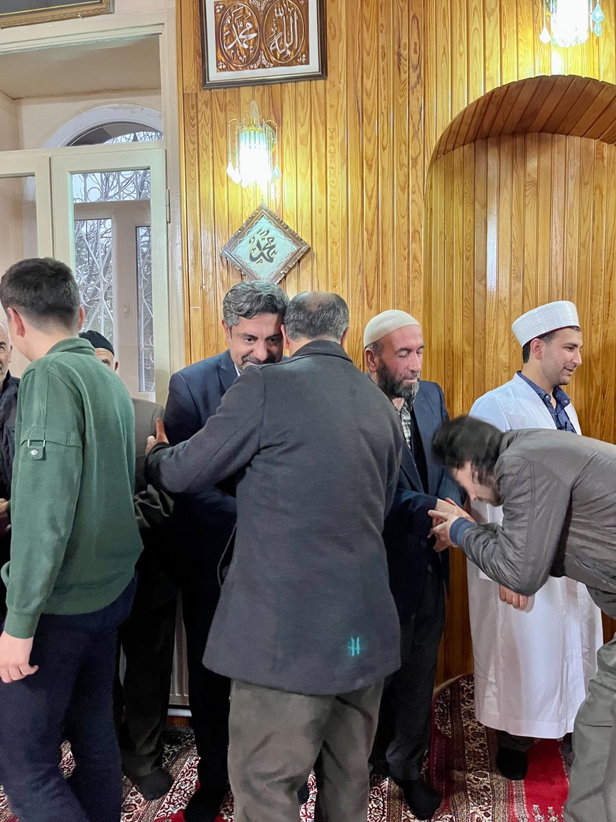 muazergezen's tweet photo. Rahmet ayı olan Ramazan-ı Şerifi taçlandıran bayrama sıhhatle ulaşmanın sevincini yaşıyoruz.
Rabbim tuttuğumuz oruçları, bayram namazımızı kabul etsin❤️
#ramazanbayrami #ramazanbayramikutluolsun #türkiyeyüzyılı #hemensimdibitlis https://t.co/kBFVEW6ukK