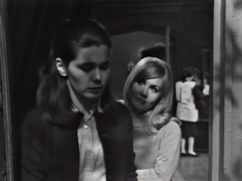 impossiblecase's tweet photo. Episode 99 (November 10, 1966)
Vicki is shocked to learn the silver filigree pen was gifted to Carolyn by Burke, only to be confiscated by Roger, who lost it the night Bill Malloy was killed. #DarkShadows #Gothic #SoapOperas #VictoriaWinters https://t.co/mzdx6Hbzbq