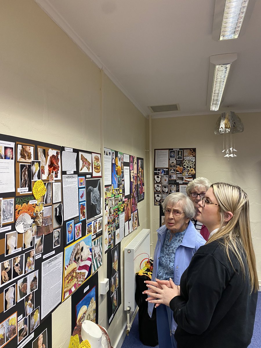burchell_susie's tweet photo. Inter generational learning, sharing stories of their art school days 🎨what’s not to love. Well done @MilnesHigh art department and art students 💚 an amazing Art Exhibition celebrating your achievements across a wide range of art courses. https://t.co/FBSAapa6QZ