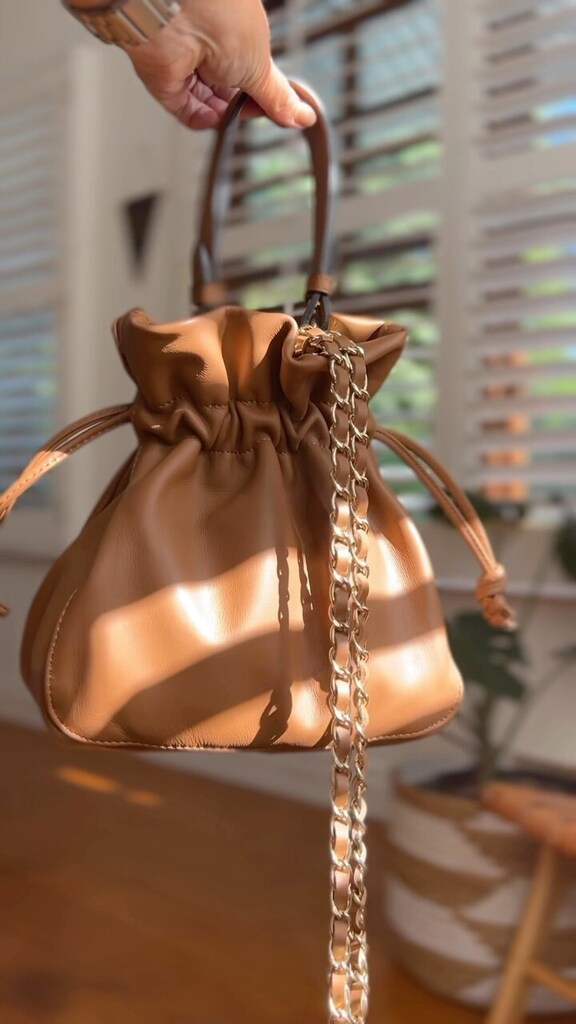 It’s all in the bag …

One of my fave handbag brands - @shopvestirsi - has just dropped its autumn-winter 2023 collection and this Lucia bucket bag (kindly gifted) is an absolute stunner. It ticks all the trend boxes with plenty of room for daily ess… instagr.am/reel/CrSz_nCrA…