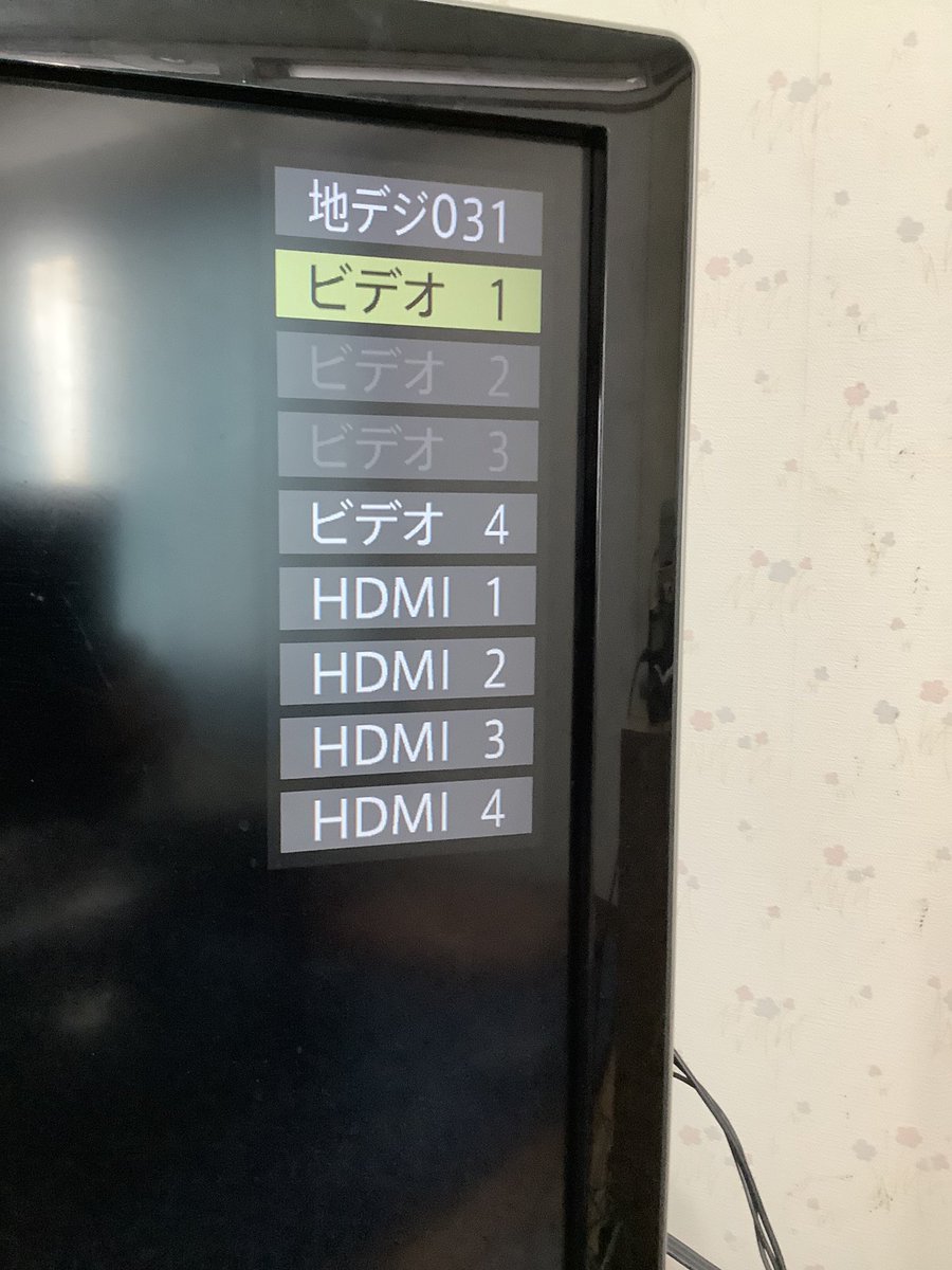 Hiromu1667's tweet photo. レトロゲームから最新ゲームまで全部行けるテレビ
最近のテレビ、端子が少な過ぎません？

#レトロゲーム https://t.co/kPq6MAiBlE