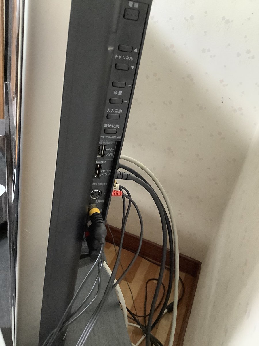 Hiromu1667's tweet photo. レトロゲームから最新ゲームまで全部行けるテレビ
最近のテレビ、端子が少な過ぎません？

#レトロゲーム https://t.co/kPq6MAiBlE