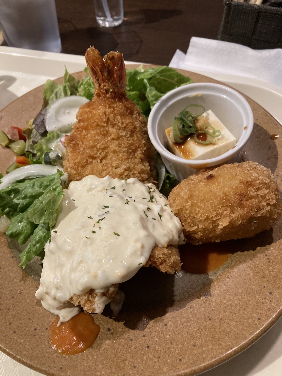 大きなエビフライ🦐ランチ
カリッとあがったエビフライとタルタルソースが絶妙✨
#UOMO
#大阪駅前第3ビル
#梅田ランチ