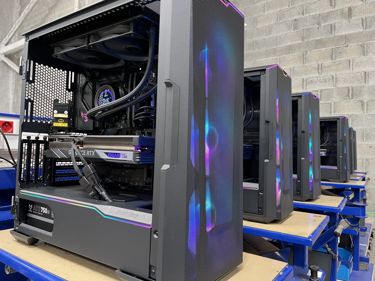 materielnet's tweet image. 👀 Bon week-end la #TeamPC 🦇