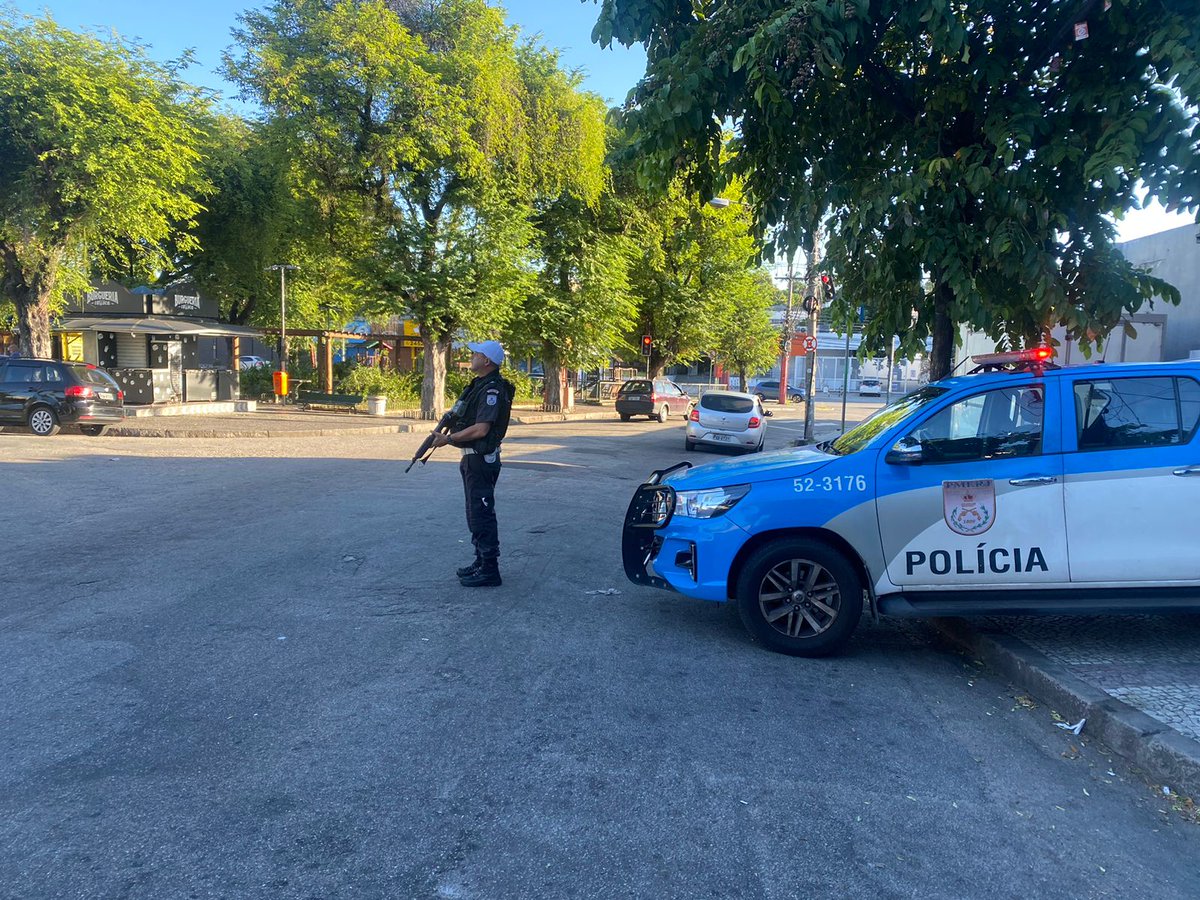 PMERJ's tweet photo. Policiais do #18PM reforçam a segurança na Vila Valqueire, altura da Rua das Rosas, nesta manhã de feriado.

#PMERJ #SempreAtuante #ServireProteger https://t.co/sDs4h5aio8