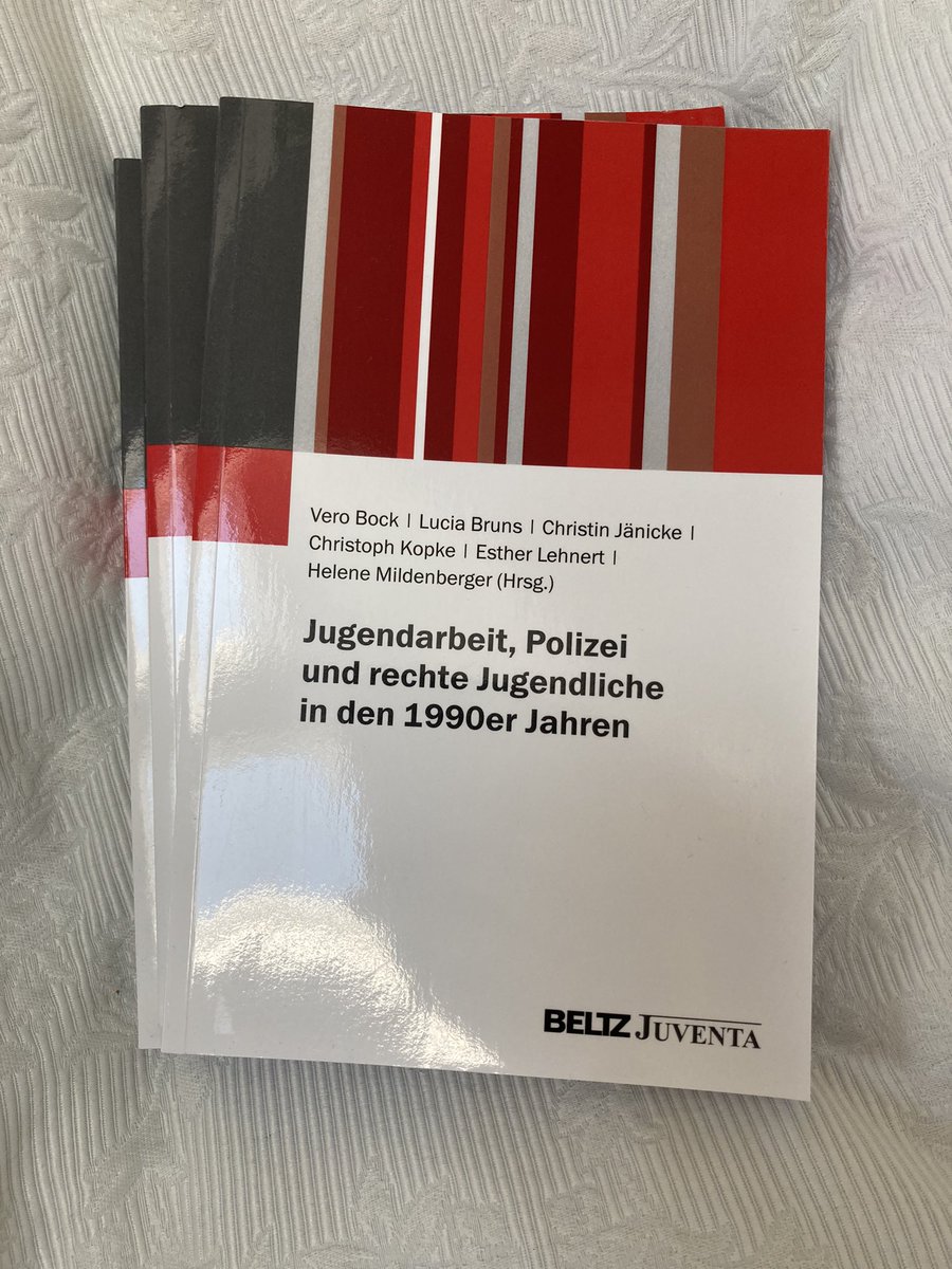 lucia bruns (@lucia_bruns_) on Twitter photo Der Sammelband „Jugendarbeit, Polizei und rechte Jugendliche in den 1990er Jahren“ ist veröffentlicht mit spannenden Forschungsergebnissen aus dem gleichnamigen Forschungsprojekt <a href="/beltz_juventa/">Beltz Juventa</a> <a href="/chjncke/">Christin Jänicke</a> <a href="/estherlehnert/">Eckstein</a> <a href="/ASH_Berlin/">Alice Salomon Hochschule Berlin (ASH Berlin)</a> <a href="/HWR_Berlin/">HWR Berlin</a> Der Sammelband „Jugendarbeit, Polizei und rechte Jugendliche in den 1990er Jahren“ ist veröffentlicht mit spannenden Forschungsergebnissen aus dem gleichnamigen Forschungsprojekt <a href="/beltz_juventa/">Beltz Juventa</a> <a href="/chjncke/">Christin Jänicke</a> <a href="/estherlehnert/">Eckstein</a> <a href="/ASH_Berlin/">Alice Salomon Hochschule Berlin (ASH Berlin)</a> <a href="/HWR_Berlin/">HWR Berlin</a>
