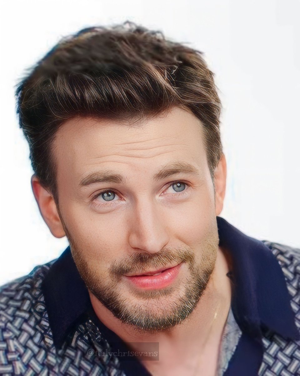 ItalyChrisEvans's tweet photo. @chrisevans during #wiredautocompleteinterview
Screenshots and edits by @italychrisevans
#ChrisEvans
https://t.co/jC9LUsRO6r https://t.co/HbVwrPUcVk