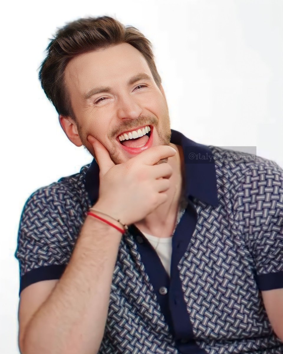 ItalyChrisEvans's tweet photo. @chrisevans during #wiredautocompleteinterview
Screenshots and edits by @italychrisevans
#ChrisEvans
https://t.co/jC9LUsRO6r https://t.co/HbVwrPUcVk