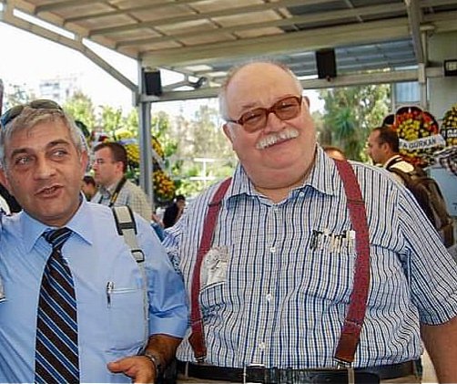 hasantahsink's tweet photo. Bir zamanlar İzmir'in gerçek televizyonları vardı. Hani dışarıdan içeriden hainlerin ve umursamazlığın yok ettiği televizyonlar. #Kanal1 #EgeTV #SkyTv #YeniTV #İzmirTV #Kanal35TV 🤔
Her #bayram geldiğinde o ekranlar #İzmirce samimiyetle şenlenirdi. Ama olmazsa olmazı rahmetli #SancarMarufluBaba konuk olur, eski ve gerçek bayramları anlatırdı İzmir unutmasın, aktarsın ve yaşatsın diye. 
Oysa şimdi bakıyorum da.....
Gerçekten çok yazık, yakışmıyor bu İstanbul gölgeli,  samimiyetsiz havalar. 
Sancar Baba rahmetle uyusun, olabilirse de kibirden vevyalnizliktan uzak bayramlar olsun hepimize! 🧿