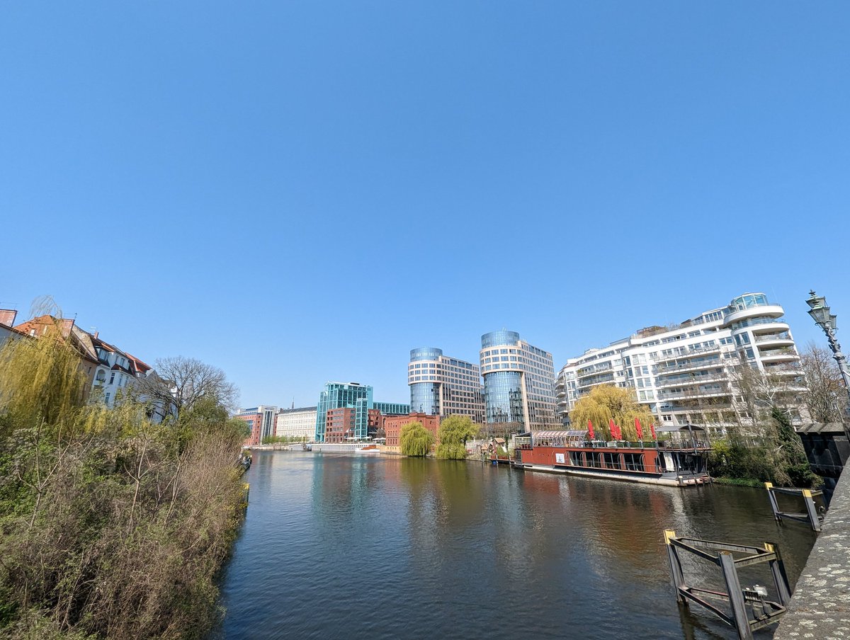 Smuda_Berlin's tweet image. Berliner Perspektive am #Spreebogen #Berlin. Der Frühlingshimmel passt dazu.