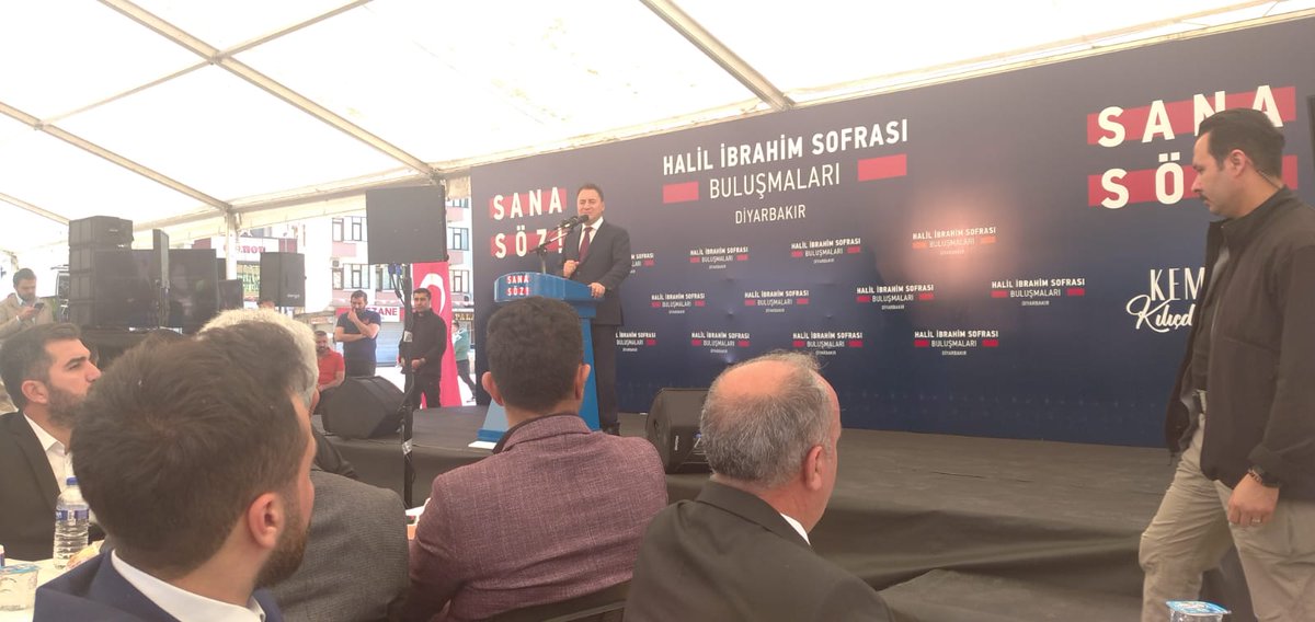 DevaErgani_'s tweet photo. Halil İbrahim sofrası yani "her gelenin kabul gördüğü" soframızı bugün Dağkapı meydanında halkımız ile birlikte kurduk. Genel başkanımızın da katılımıyla gerçekleşen soframızın bereketinin tüm ülke sathına yayılması dileğiyle. https://t.co/VFv1WogUkj