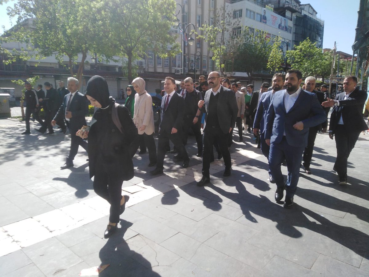 DevaErgani_'s tweet photo. Halil İbrahim sofrası yani "her gelenin kabul gördüğü" soframızı bugün Dağkapı meydanında halkımız ile birlikte kurduk. Genel başkanımızın da katılımıyla gerçekleşen soframızın bereketinin tüm ülke sathına yayılması dileğiyle. https://t.co/VFv1WogUkj