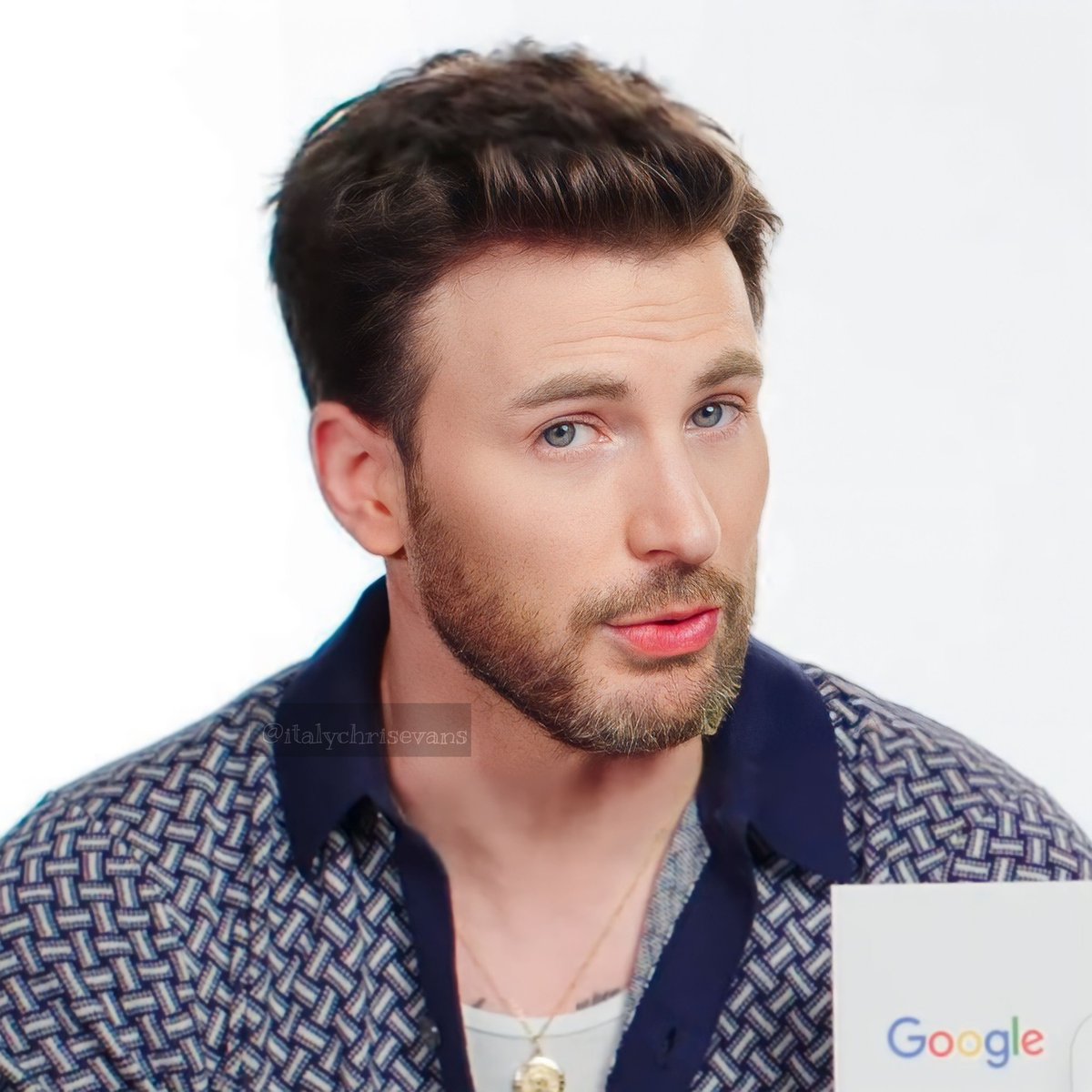 ItalyChrisEvans's tweet photo. @chrisevans during #wiredautocompleteinterview
Screenshots and edits by @italychrisevans
#ChrisEvans
https://t.co/jC9LUsRO6r https://t.co/HbVwrPUcVk