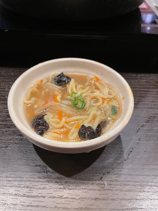 どうも、しゃぶしゃぶ食べ放題の最後のシメで白菜、ニンジン、もやし、ニラ、キノコ類をぶち込んで少し煮込んだあと中華麺を入れて和風タンメンを錬成する者です。 