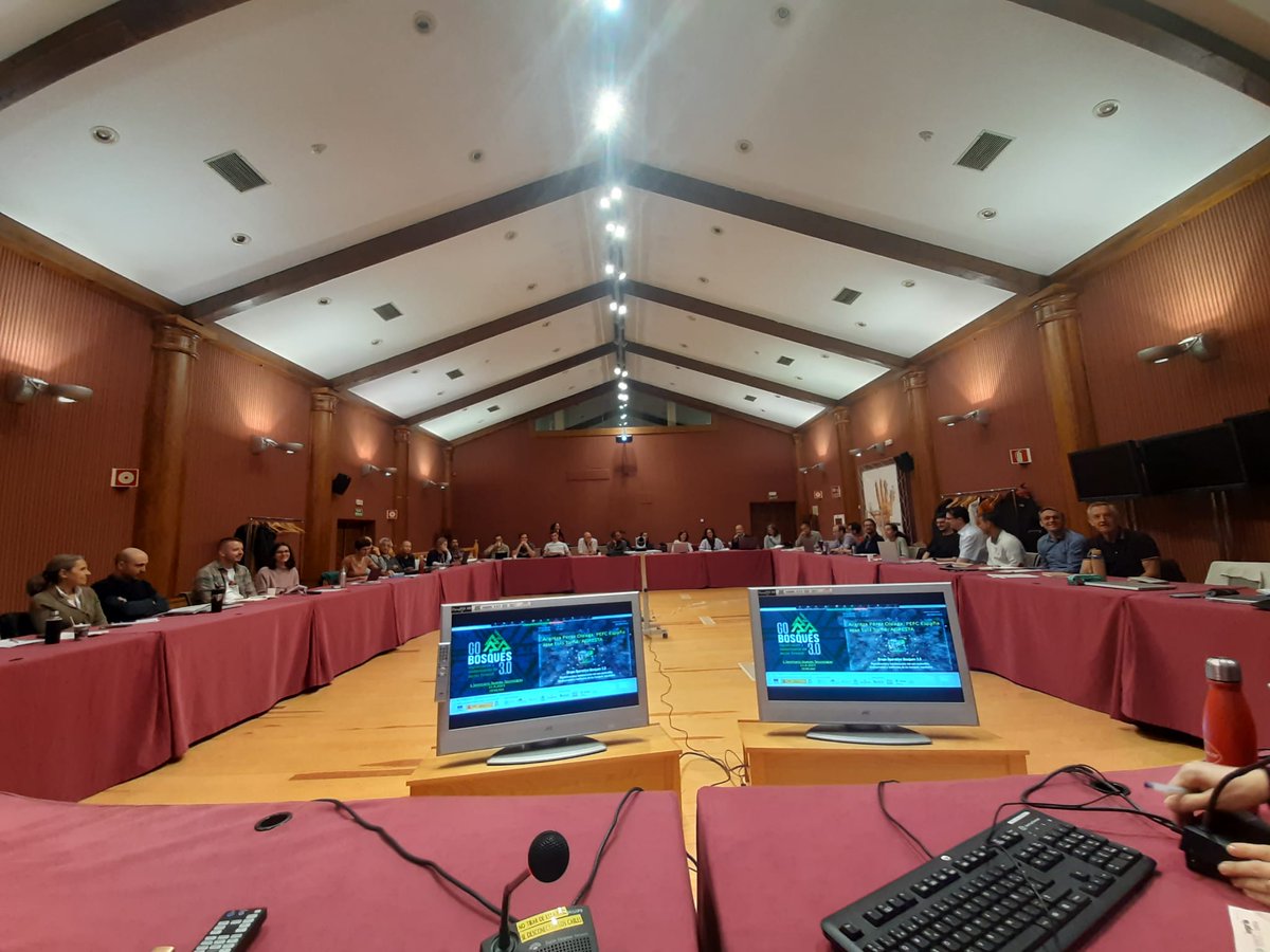 Hoy <a href="/aranmontes/">Arantza Pérez Oleaga</a> #PEFCEspaña y <a href="/quecoak/">Jose Luis Tome</a> <a href="/agrestascoop/">AGRESTA S. Coop.</a> han presentado el #GoBosques3_0 en el evento “Las nuevas tecnologías aplicadas al conocimiento de los ecosistemas” de <a href="/mitecogob/">Transición Ecológica y Reto Demográfico</a> como ej. de solución tecnológica, #remotesensing y #AI dirigido a los #ecosistemasforestales