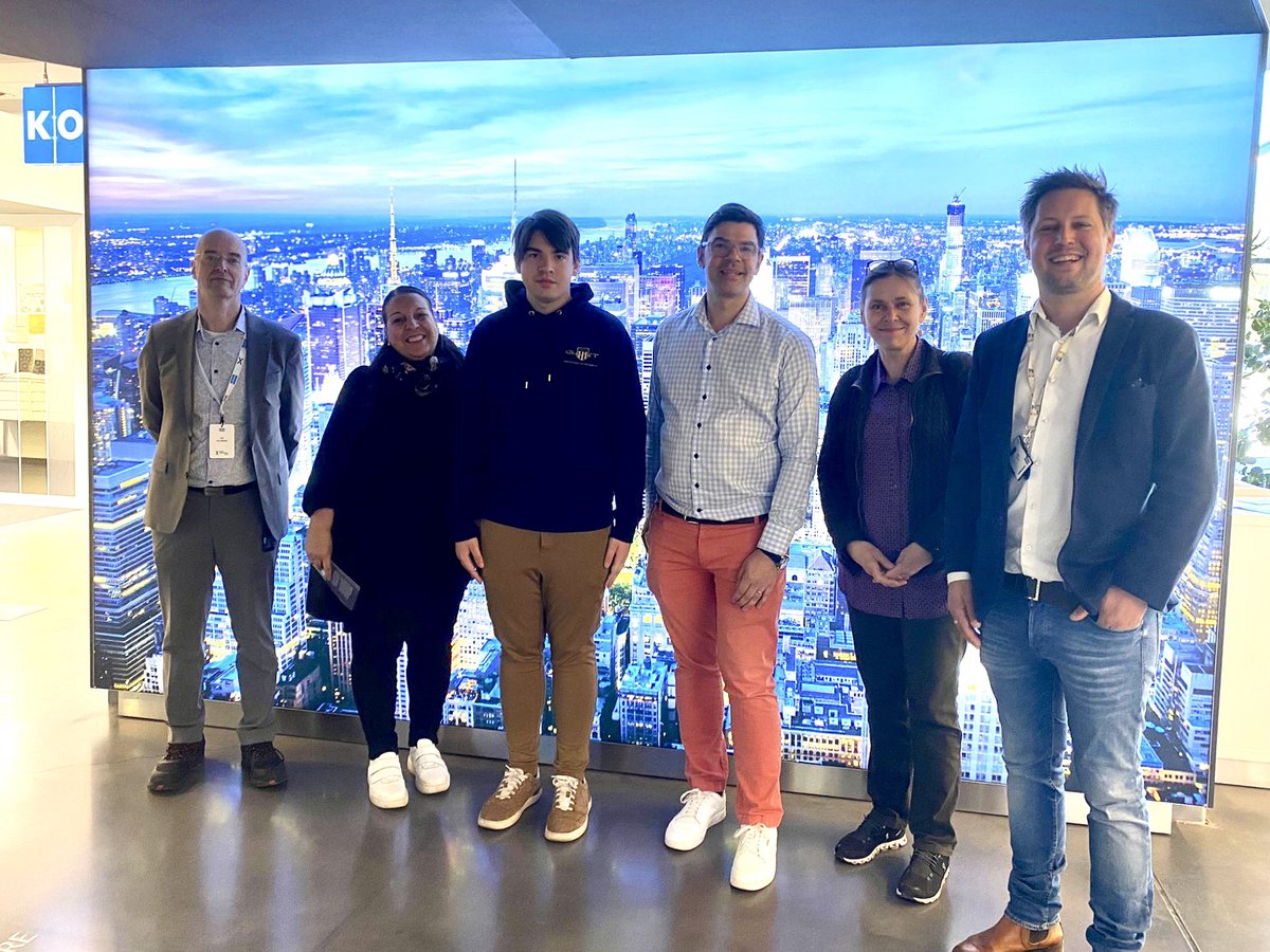 YLEn #Kirjolla-sarjasta tuttu ja mahdollisesti Suomen suurin hissifani Julius Herler ja hänen perheensä vierailivat tällä viikolla Hyvinkään hissitehtaalla ja tutustuivat tehtaaseen, testitorniin sekä People Flow Centeriin.

Kiitos Juliukselle mukavasta päivästä! ☀️

#KONE