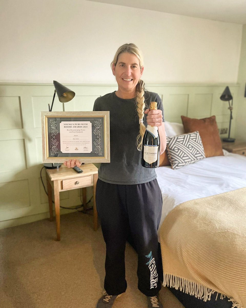 TheBearEsher's tweet image. Just a moment to say a HUGE congratulations to our Head Housekeeper Sharon!
Having been with us for over 25 years now, Sharon definitely deserves an award for outstanding excellence and a consistent history of exceptionally clean and presented rooms! 
#stayyoungs #youngspublife
