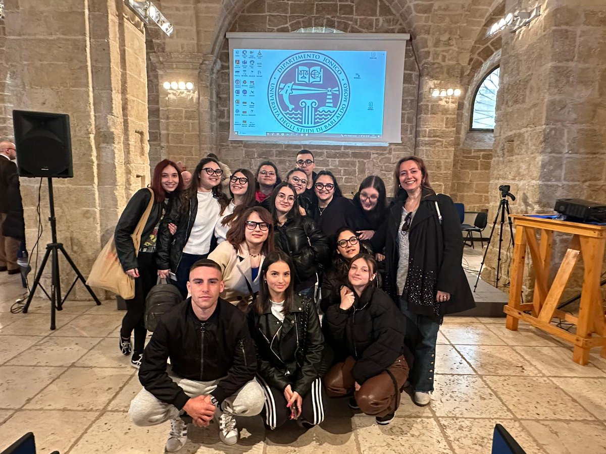 LisideTaranto's tweet photo. Gli studenti della 5BS  all’evento  @Anpinazionale presso il dipartimento Jonico  dell'Università di #Bari  nella città vecchia di #Taranto per il  #25aprile #Liberazione  @RegionePuglia @ComuneTaranto @g_sangiuliano @G_Valditara @MiC_Italia @MIsocialTW https://t.co/aKOKigDZhj