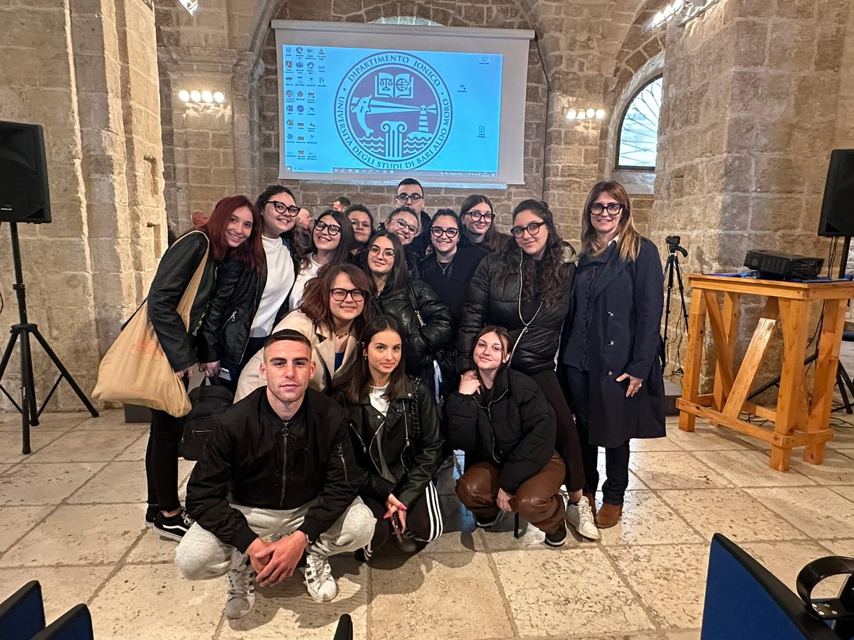 LisideTaranto's tweet photo. Gli studenti della 5BS  all’evento  @Anpinazionale presso il dipartimento Jonico  dell'Università di #Bari  nella città vecchia di #Taranto per il  #25aprile #Liberazione  @RegionePuglia @ComuneTaranto @g_sangiuliano @G_Valditara @MiC_Italia @MIsocialTW https://t.co/aKOKigDZhj