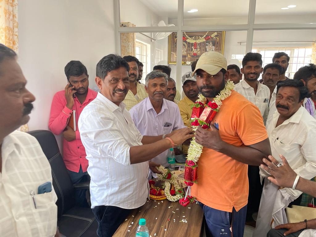MTKrishneGowda's tweet photo. ಅರಕಲಗೂಡು ವಿಧಾನಸಭಾ ಕ್ಷೇತ್ರದ ರಾಮನಾಥಪುರದಲ್ಲಿಂದು ಮಾಜಿ ಜಿಲ್ಲಾ ಪಂಚಾಯತ ಸದಸ್ಯರಾದ ಶ್ರೀ ಅಣ್ಣಾಳು ಶಂಕರಣ್ಣ ಅವರ ನೇತೃತ್ವದಲ್ಲಿ ಹಲವು ಮುಖಂಡರು ಸ್ವಾಭಿಮಾನಿ ಕೃಷ್ಣೇಗೌಡರಿಗೆ ಬೆಂಬಲ ವ್ಯಕ್ತಪಡಿಸಿದರು. 

#mtkrishnegowda #arakalagudu #Elections2023 #IndependentCandidate #teamkrishnegowdru #teammtk https://t.co/3B6Iwy2DZk