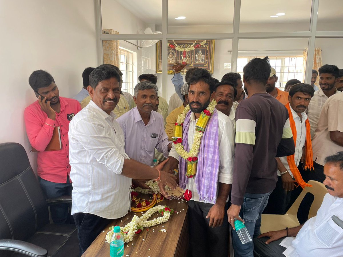 MTKrishneGowda's tweet photo. ಅರಕಲಗೂಡು ವಿಧಾನಸಭಾ ಕ್ಷೇತ್ರದ ರಾಮನಾಥಪುರದಲ್ಲಿಂದು ಮಾಜಿ ಜಿಲ್ಲಾ ಪಂಚಾಯತ ಸದಸ್ಯರಾದ ಶ್ರೀ ಅಣ್ಣಾಳು ಶಂಕರಣ್ಣ ಅವರ ನೇತೃತ್ವದಲ್ಲಿ ಹಲವು ಮುಖಂಡರು ಸ್ವಾಭಿಮಾನಿ ಕೃಷ್ಣೇಗೌಡರಿಗೆ ಬೆಂಬಲ ವ್ಯಕ್ತಪಡಿಸಿದರು. 

#mtkrishnegowda #arakalagudu #Elections2023 #IndependentCandidate #teamkrishnegowdru #teammtk https://t.co/3B6Iwy2DZk