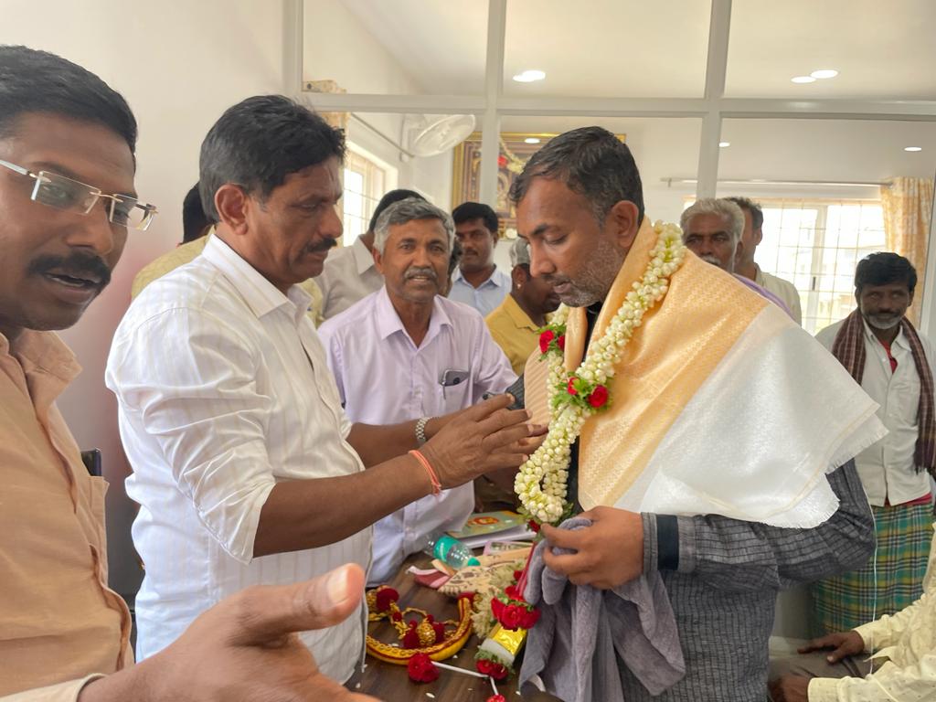 MTKrishneGowda's tweet photo. ಅರಕಲಗೂಡು ವಿಧಾನಸಭಾ ಕ್ಷೇತ್ರದ ರಾಮನಾಥಪುರದಲ್ಲಿಂದು ಮಾಜಿ ಜಿಲ್ಲಾ ಪಂಚಾಯತ ಸದಸ್ಯರಾದ ಶ್ರೀ ಅಣ್ಣಾಳು ಶಂಕರಣ್ಣ ಅವರ ನೇತೃತ್ವದಲ್ಲಿ ಹಲವು ಮುಖಂಡರು ಸ್ವಾಭಿಮಾನಿ ಕೃಷ್ಣೇಗೌಡರಿಗೆ ಬೆಂಬಲ ವ್ಯಕ್ತಪಡಿಸಿದರು. 

#mtkrishnegowda #arakalagudu #Elections2023 #IndependentCandidate #teamkrishnegowdru #teammtk https://t.co/3B6Iwy2DZk