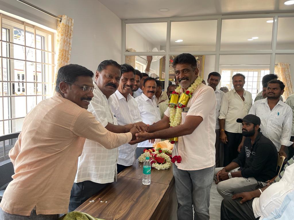 MTKrishneGowda's tweet photo. ಅರಕಲಗೂಡು ವಿಧಾನಸಭಾ ಕ್ಷೇತ್ರದ ರಾಮನಾಥಪುರದಲ್ಲಿಂದು ಮಾಜಿ ಜಿಲ್ಲಾ ಪಂಚಾಯತ ಸದಸ್ಯರಾದ ಶ್ರೀ ಅಣ್ಣಾಳು ಶಂಕರಣ್ಣ ಅವರ ನೇತೃತ್ವದಲ್ಲಿ ಹಲವು ಮುಖಂಡರು ಸ್ವಾಭಿಮಾನಿ ಕೃಷ್ಣೇಗೌಡರಿಗೆ ಬೆಂಬಲ ವ್ಯಕ್ತಪಡಿಸಿದರು. 

#mtkrishnegowda #arakalagudu #Elections2023 #IndependentCandidate #teamkrishnegowdru #teammtk https://t.co/3B6Iwy2DZk