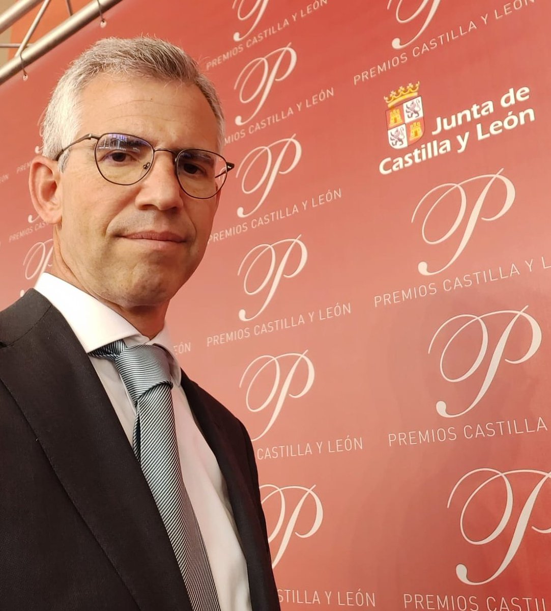 gadeaalfonso's tweet photo. Asisto en nombre de Mozo-Grau a la gala de entrega de los Premios Castilla y León. Enhorabuena a los premiados, un orgullo para esta tierra.
#PremiosCyL
Junta de Castilla y León 
@jcyl https://t.co/eFR9mEwgaO