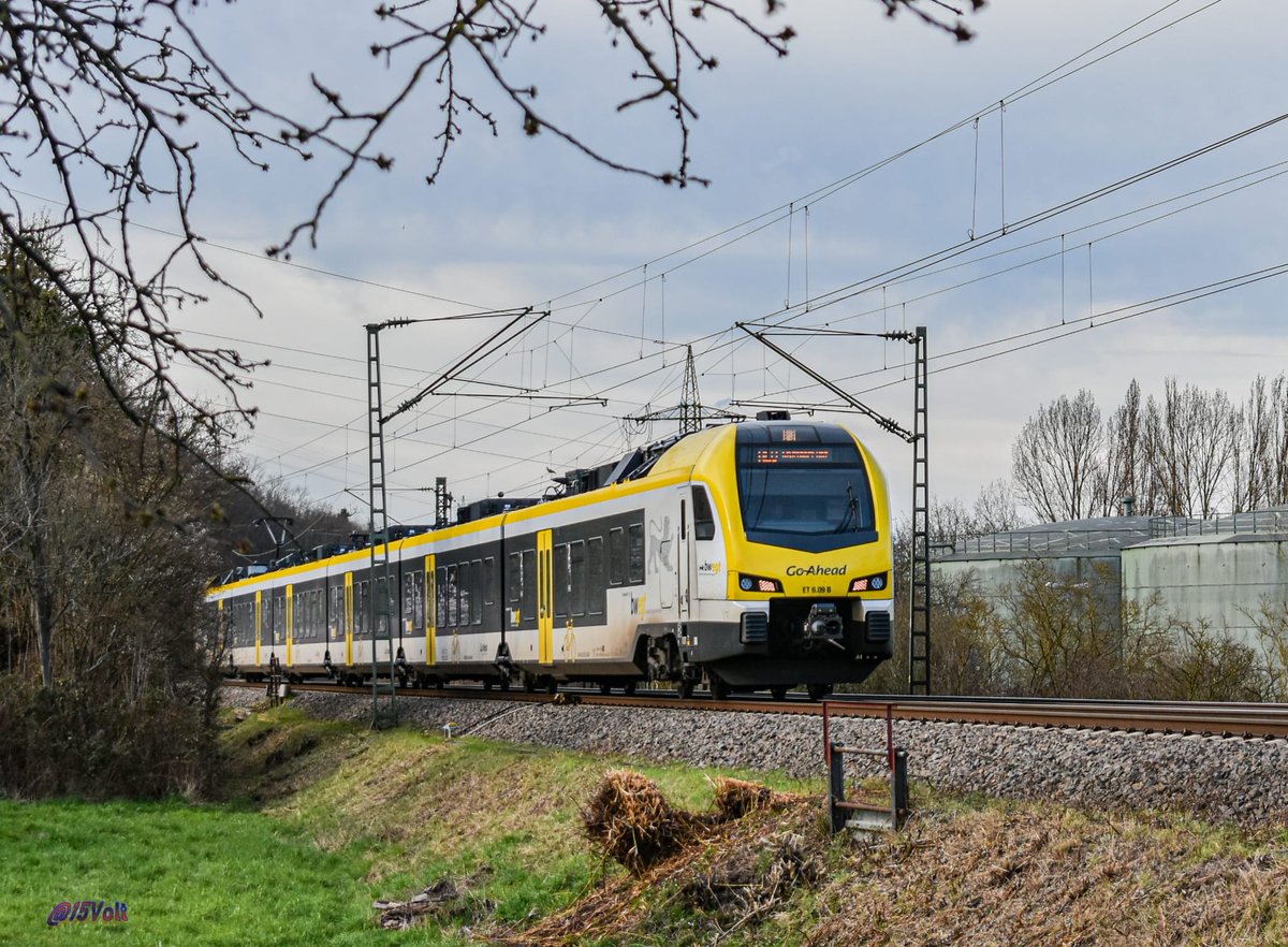 15Volt's tweet photo. #Walheim Neckar,
#GoAhead als RE 8 von Würzburg Hbf nach #Stuttgart Hbf als FLIRT³ ET 6.09 (ET 6.09 hier zwischen Kirchheim (Neckar) und #Walheim (Württ). Nächste Halt dieses Zuges ist Bietigheim-Bissingen 😍.
#Bahn #Zug #bwegtbw #Eisenbahn #FLIRT3 https://t.co/CVlfnHv3dF