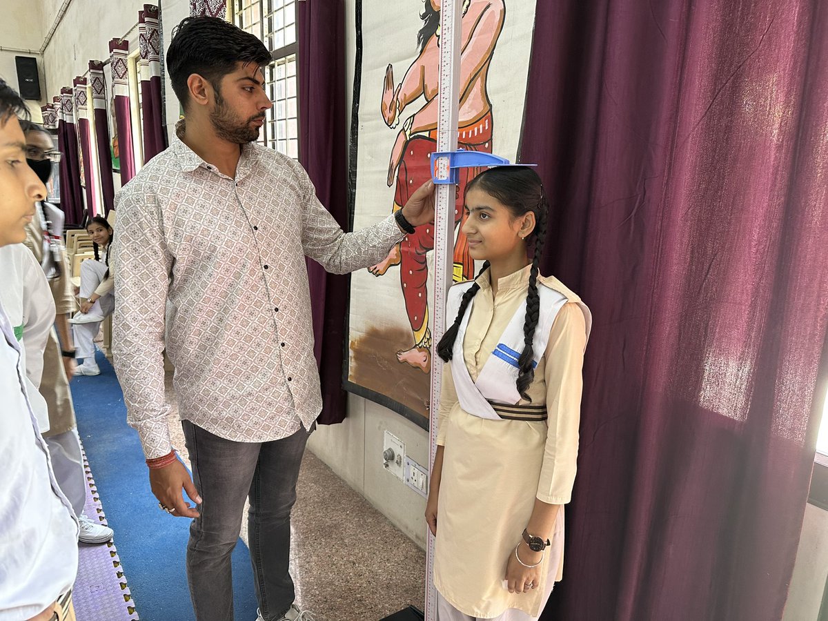 SemaltyRakesh's tweet photo. #SchoolHealthProgramme
Counselling, parents’ sessions,diet charts, tiffin checking,Health Day,expert talks etc. yielded some results but mission continues.
All underweight students of #RpvvGautampuri had tough lunch break when they were forced to munch on bananas!
#Nourishment https://t.co/VNEZXBKMCs