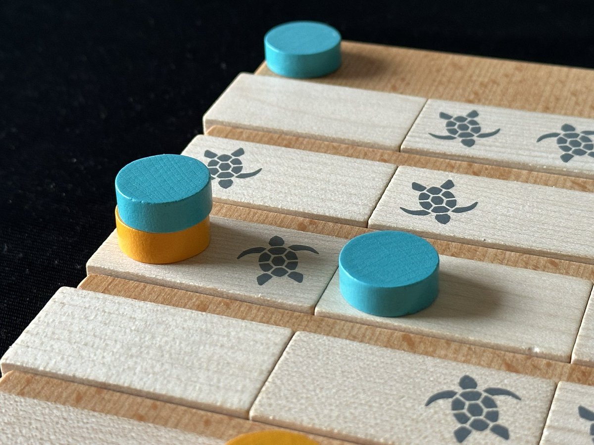 レビューがほとんどなくてどんなゲームか気になってた「ラニアケア」。前後左右に1マス移動を1手番に2回行い対岸を目指す。移動先の列に横から板をスライドイン。駒と亀がスライド。駒の上に乗ることもでき、段数分のジャンプ移動ができる。乗れるのは最大3段まで。