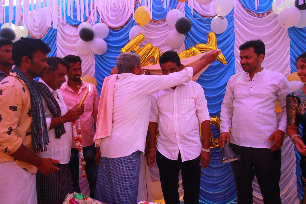 MTKrishneGowda's tweet photo. ಅರಕಲಗೂಡು ವಿಧಾನಸಭಾ ಕ್ಷೇತ್ರದ ಮಾದಾಪುರ ಗ್ರಾಮದ ಶೇಷೇಗೌಡರ ಮೊಮ್ಮಗಳ ಹುಟ್ಟುಹಬ್ಬ ಹಾಗೂ ಪೂಜಾ ಕಾರ್ಯದಲ್ಲಿ ಭಾಗಿಯಾಗಿ ಕುಟುಂಬ ವರ್ಗದವರೊಡನೆ ಭೋಜನ ಸ್ವೀಕರಿಸಲಾಯಿತು. ಈ ಸಂಧರ್ಭದಲ್ಲಿ ಮಾದಾಪುರದ ಗ್ರಾಮಸ್ಥರು ಪ್ರೀತಿ ಪೂರ್ವಕ ಸ್ವಾಗತ ಕೋರಿ ಶುಭ ಹಾರೈಸಿದರು.

#mtkrishnegowda #arakalagudu https://t.co/0j9mZ2W5fT