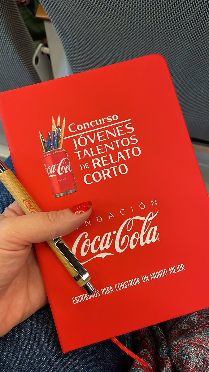 ClaraFilo's tweet photo. Me he venido a esto y mi subconsciente decidió ayer pintarse las uñas del color corporativo. #JovenesTalentos de @CocaCola_es  #relato https://t.co/Wqn9e5zhHa