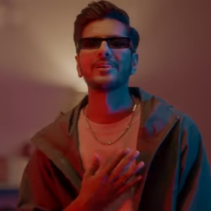 Shreyasoni532's tweet photo. The voice of Abhishek and Deep bhaiya makes the song more beautiful..Such a soothing and lovely voice

Nischay's First Music Video
#TumMere2ByFukraInsaan https://t.co/YkpI8aCXm8