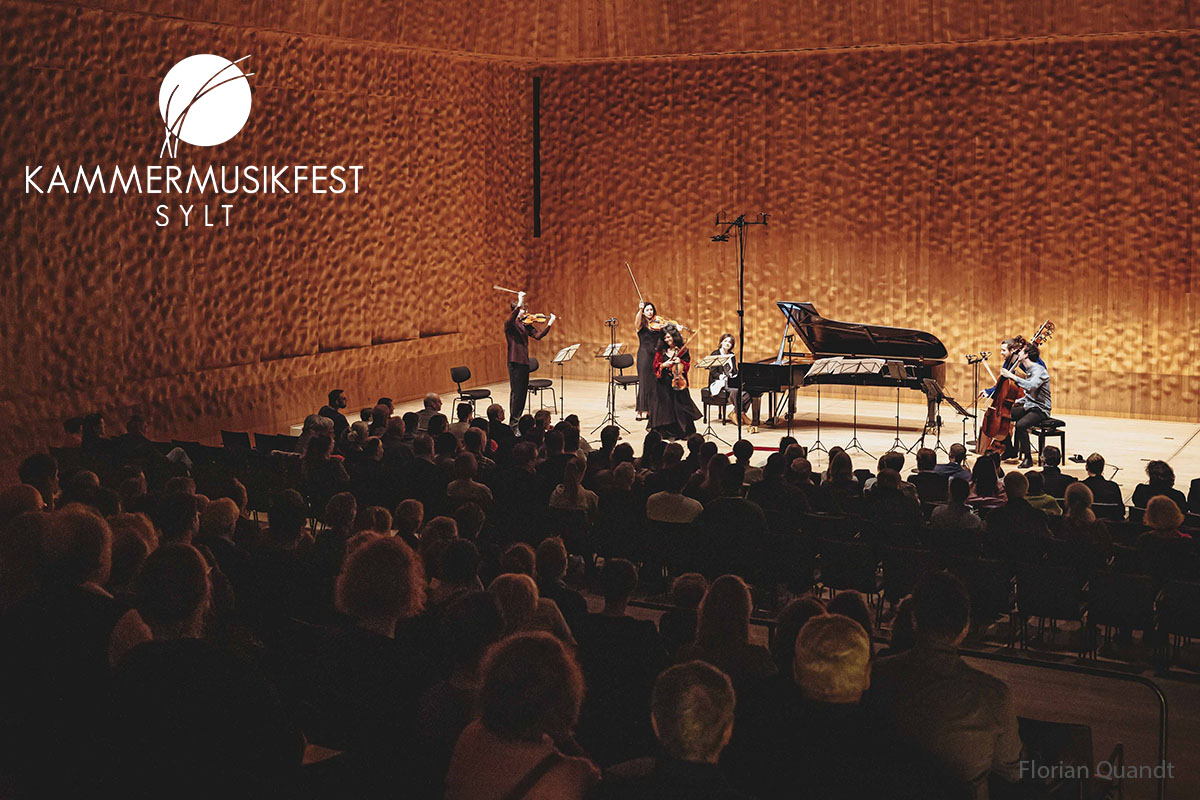 KmfSylt's tweet photo. Es war eine Premiere in gleich zweierlei Hinsicht. Zum ersten Mal war das KmfSylt bereits an Ostern auf Sylt zu hören und erstmals hat es seinen Festival-Spirit in die Elbphilharmonie gebracht.

Mehr gibts vom 22. - 27. Juli auf der ganzen Insel!

 https://t.co/OWgaXcW8h4 https://t.co/Py539arJST