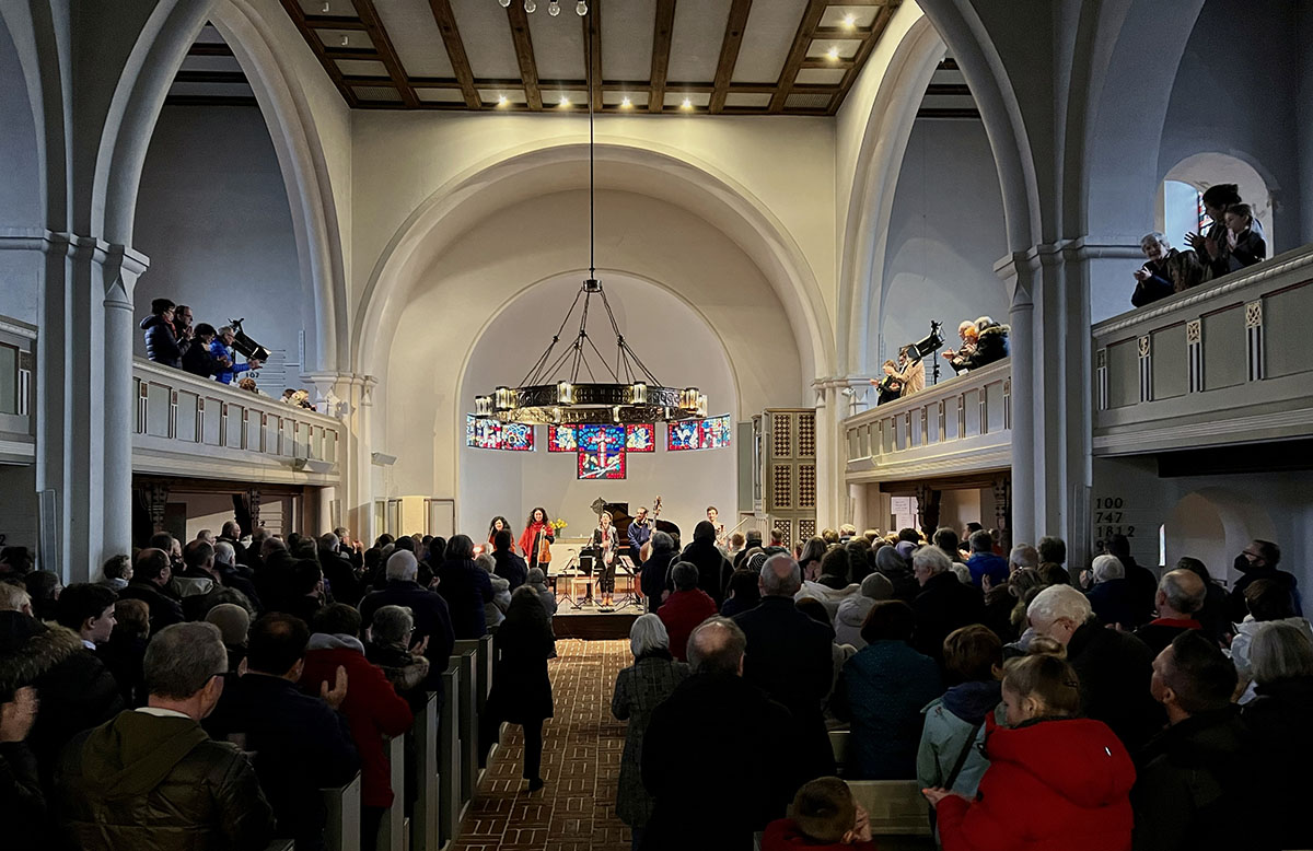 KmfSylt's tweet photo. Es war eine Premiere in gleich zweierlei Hinsicht. Zum ersten Mal war das KmfSylt bereits an Ostern auf Sylt zu hören und erstmals hat es seinen Festival-Spirit in die Elbphilharmonie gebracht.

Mehr gibts vom 22. - 27. Juli auf der ganzen Insel!

 https://t.co/OWgaXcW8h4 https://t.co/Py539arJST