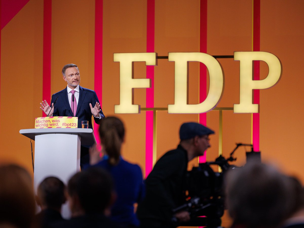 "Ich sehe mit Sorge eine gewisse Sympathie in Teilen unserer Gesellschaft für sogenannte Klima-Kleber. Dabei ist das Blockieren von Autobahnen und Straßen nichts anderes als physische Gewalt." - <a href="/c_lindner/">Christian Lindner</a> auf dem #bpt23
#MachenWasWichtigWird <a href="/fdp/">FDP</a>
