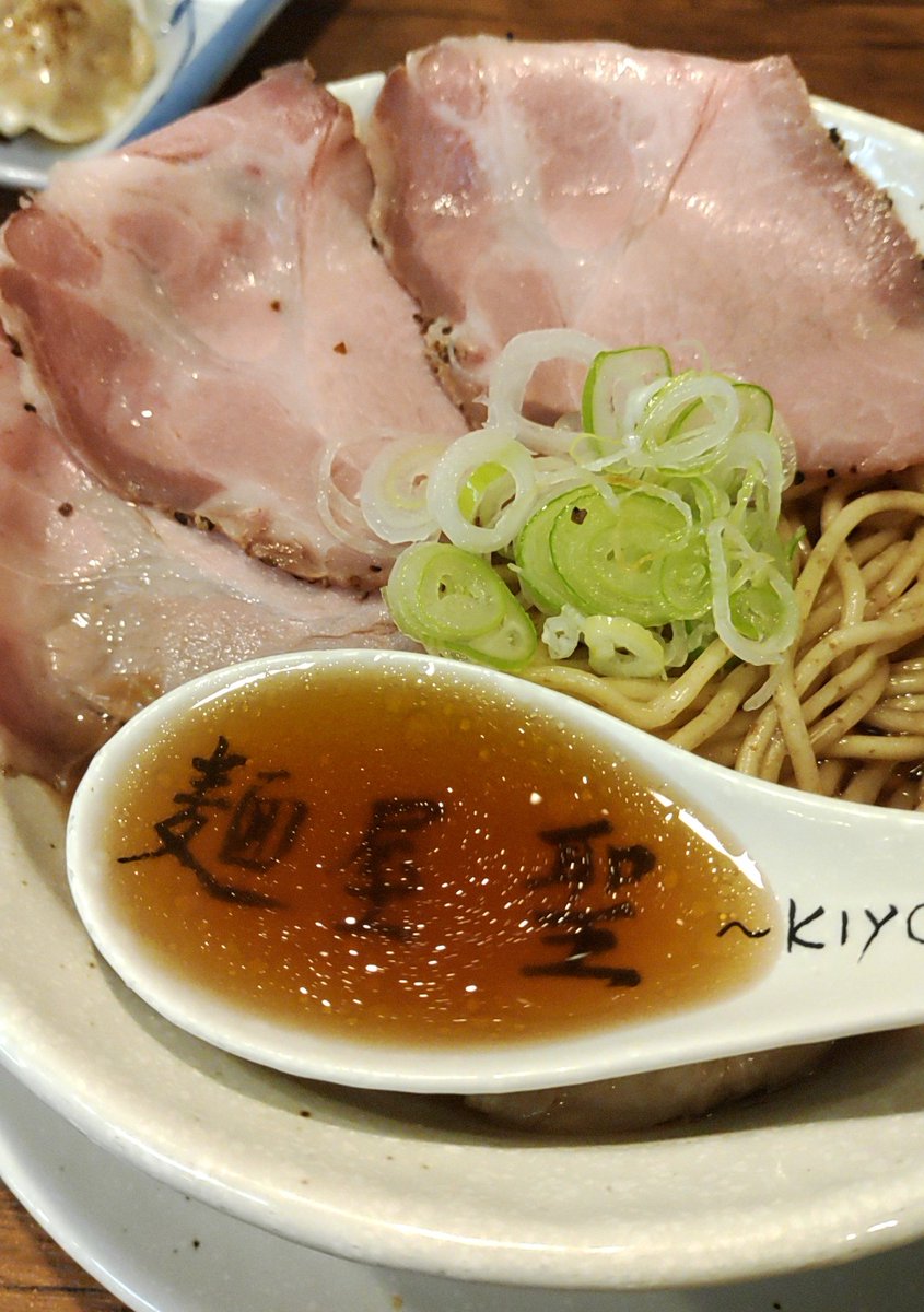 ◆ 麺屋 聖～KIYO～ 栄店
◇真竹 MADAKE 大盛

鰹と昆布の旨味からほんのり和を感じ醤油でまろやかな味わいのスープ

全粒粉のストレート麺うまい🍜

でかレアチャーシュー3枚嬉し限り😋

少し入った黒胡椒がいいアクセント

完飲完食
ごちそうさまでした。

#聖 #ラーメン
#名古屋 #中区 #栄 #矢場町