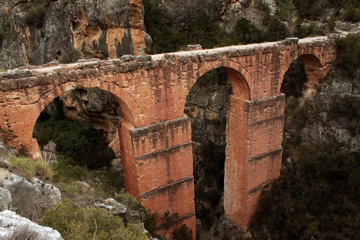 JRCR_1949's tweet photo. En el siglo I, los romanos construyeron el acueducto de la Peña Cortada para llevar el agua desde el rio Tuéjar hasta Valencia capital (98,6 km)
Ahora me explicas cómo en el siglo XXI no somos capaces de llevar agua a Almería... y te metes el cambio climático donde te quepa https://t.co/PgSbfN0r6Q