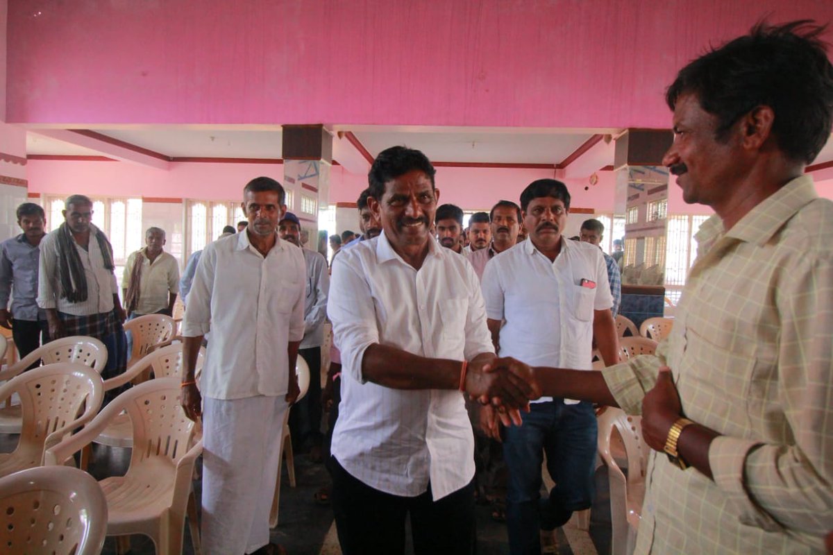 MTKrishneGowda's tweet photo. ಅರಕಲಗೂಡು ವಿಧಾನಸಭಾ ಕ್ಷೇತ್ರದ  ಮಲ್ಲಿಪಟ್ಟಣದ ಹಿರಿಯ ಮುಖಂಡರು ಹಾಗೂ ಪ್ರಮುಖರ ಜೊತೆ ಚುನಾವಣೆಯ ಹಿನ್ನೆಲೆಯಲ್ಲಿ ಸಭೆ ನಡೆಸಿ ಅಭಿಪ್ರಾಯ ಸಂಗ್ರಹಿಸಲಾಯಿತು. ಈ ಸಂಧರ್ಭದಲ್ಲಿ ಮಲ್ಲಪಟ್ಟಣದ ಪ್ರಮುಖ ನಾಯಕರು, ಬೆಂಬಲಿಗರು ಹಾಗೂ ಕಾರ್ಯಕರ್ತರು ಉಪಸ್ಥಿತರಿದ್ದರು.

#mtkrishnegowda #arkalagudu https://t.co/aS70T4dKs1