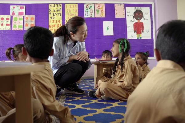 CathayPak's tweet photo. During Ramadan，China Power Hub Generation Company(PVT.) Limited （CPHGC ）visited the students and teachers of the TCF school funded by CPHGC in Lasbella, Balochistan, and delivered school bags and supplies for students. https://t.co/fsWPxYMYhl