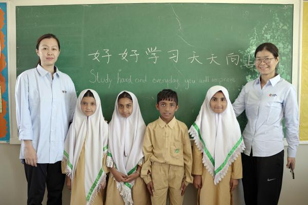 CathayPak's tweet photo. During Ramadan，China Power Hub Generation Company(PVT.) Limited （CPHGC ）visited the students and teachers of the TCF school funded by CPHGC in Lasbella, Balochistan, and delivered school bags and supplies for students. https://t.co/fsWPxYMYhl