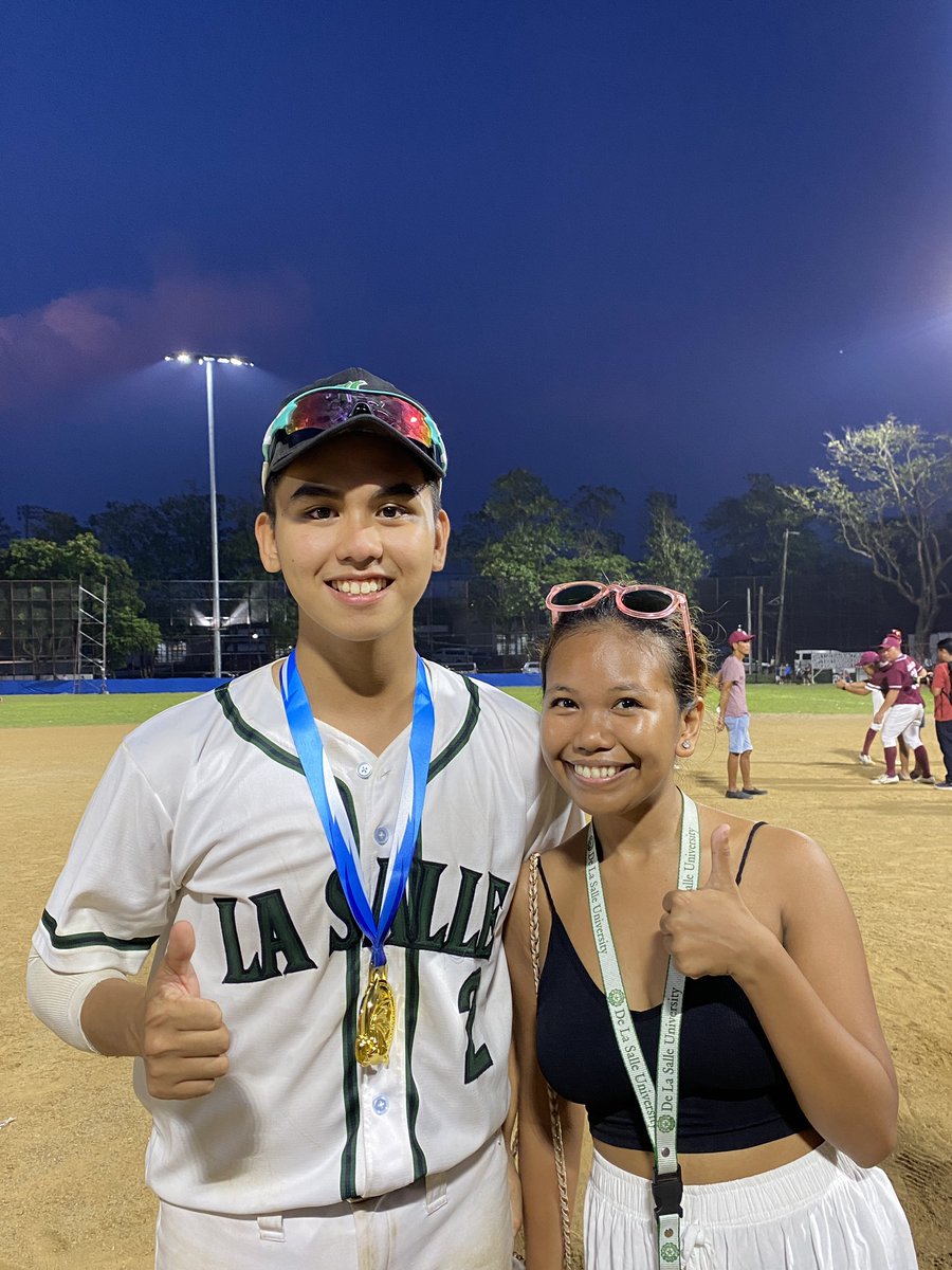 maliaaa29hehe's tweet photo. ganito pala maging uaap jowa emz hahaha, sayang wala na game 3 >>:, pero congrats dlsu for successfully defending the title
commendable defense 🤘🏽
kudos to UP baseball for bringing the team to the finals after 17 years of drought 🫶🏽
#UAAPBaseball https://t.co/mdqAnic8y4