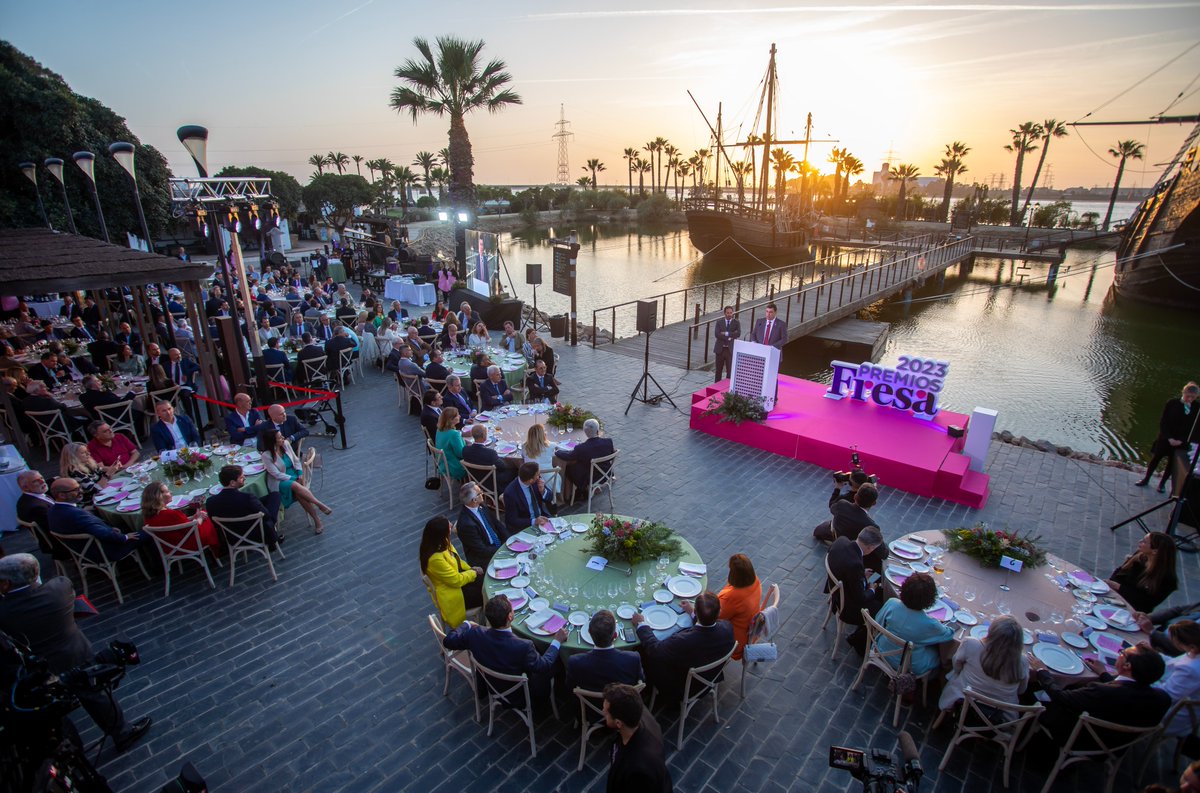 Gesto_Com's tweet photo. Felices de poder compartir un pequeño resumen de lo vivido ayer en el Muelle de las Carabelas.

Celebramos la primera edición de los #PremiosFresa, que otorga @Freshuelvaes.

#Gestocomunicación #Eventos #FresHuelva #FrutosRojos #PremiosFresa https://t.co/AcrF6ZinSn