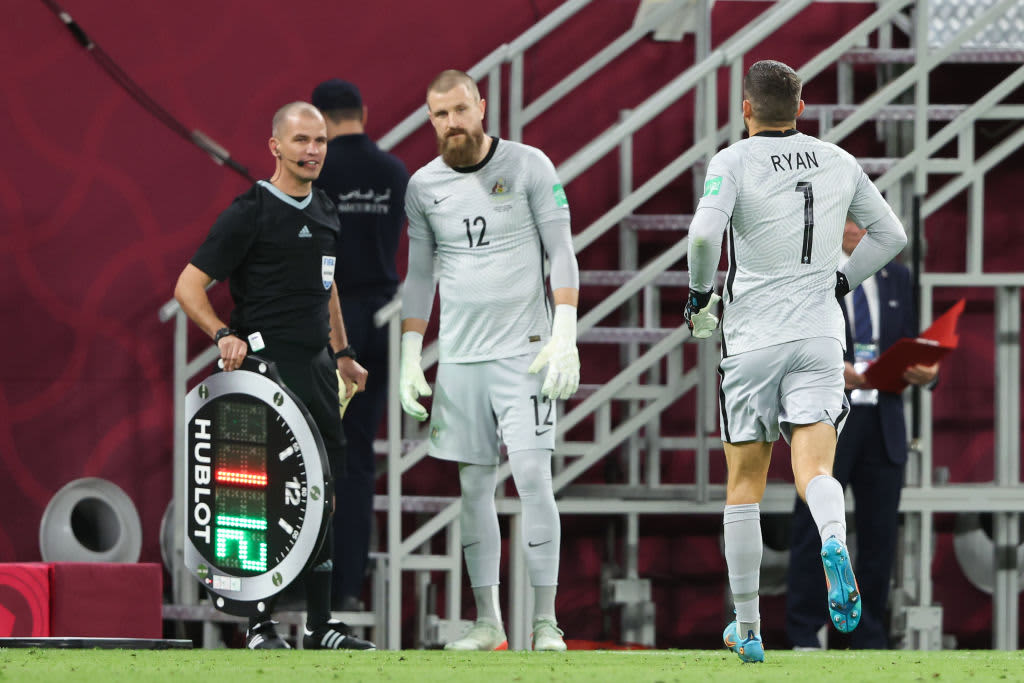 BrianWijker's tweet photo. Juni 2022: Mathew Ryan wordt gewisseld bij Australië. Zijn vervanger Andrew Redmayne pakt een heldenrol in de strafschoppenserie en helpt zijn land aan WK-ticket.

April 2023: Ryan haalt zijn gram bij #azand. In haast hetzelfde shirt. Ze hebben het in zijn thuisland meegekregen. https://t.co/rh9RGpKfh9