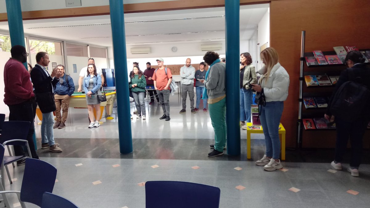 joventutcat's tweet photo. @LaiaGiros @elmoligran @ERYICAYI 📍 Al Maresme, visitem amb la delegació dels Balcans occidentals l'Espai Jove Cerdanyola de Matar��, on ens han explicat projectes com el de corresponsals juvenils

@ERYICAYI @xarxa_xnej @matarocat @BuscadorJoveCCM @lafletxapij #xarxadespaisjoves #matarojove #maresmejove https://t.co/SigXwLw2mM