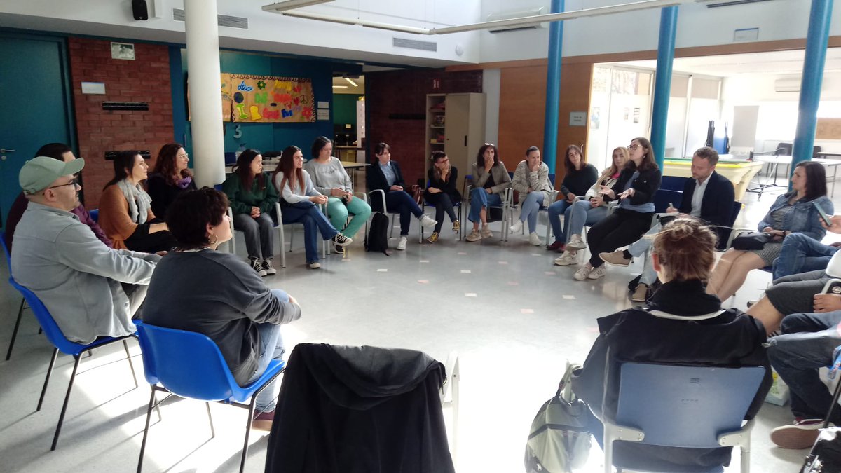 joventutcat's tweet photo. @LaiaGiros @elmoligran @ERYICAYI 📍 Al Maresme, visitem amb la delegació dels Balcans occidentals l'Espai Jove Cerdanyola de Matar��, on ens han explicat projectes com el de corresponsals juvenils

@ERYICAYI @xarxa_xnej @matarocat @BuscadorJoveCCM @lafletxapij #xarxadespaisjoves #matarojove #maresmejove https://t.co/SigXwLw2mM