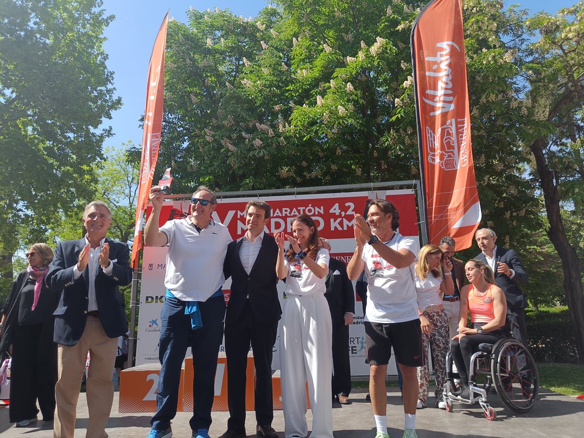 minimaratonmad's tweet photo. 🏆Y el centro educativo con mayor participación ha sido el colegio San Saturio.

Felicidades!!!!!!!👏👏👏

Entrega el premio

#MiniMaratónMadrid23 

@ampasansaturio https://t.co/pUO5KfI9L0