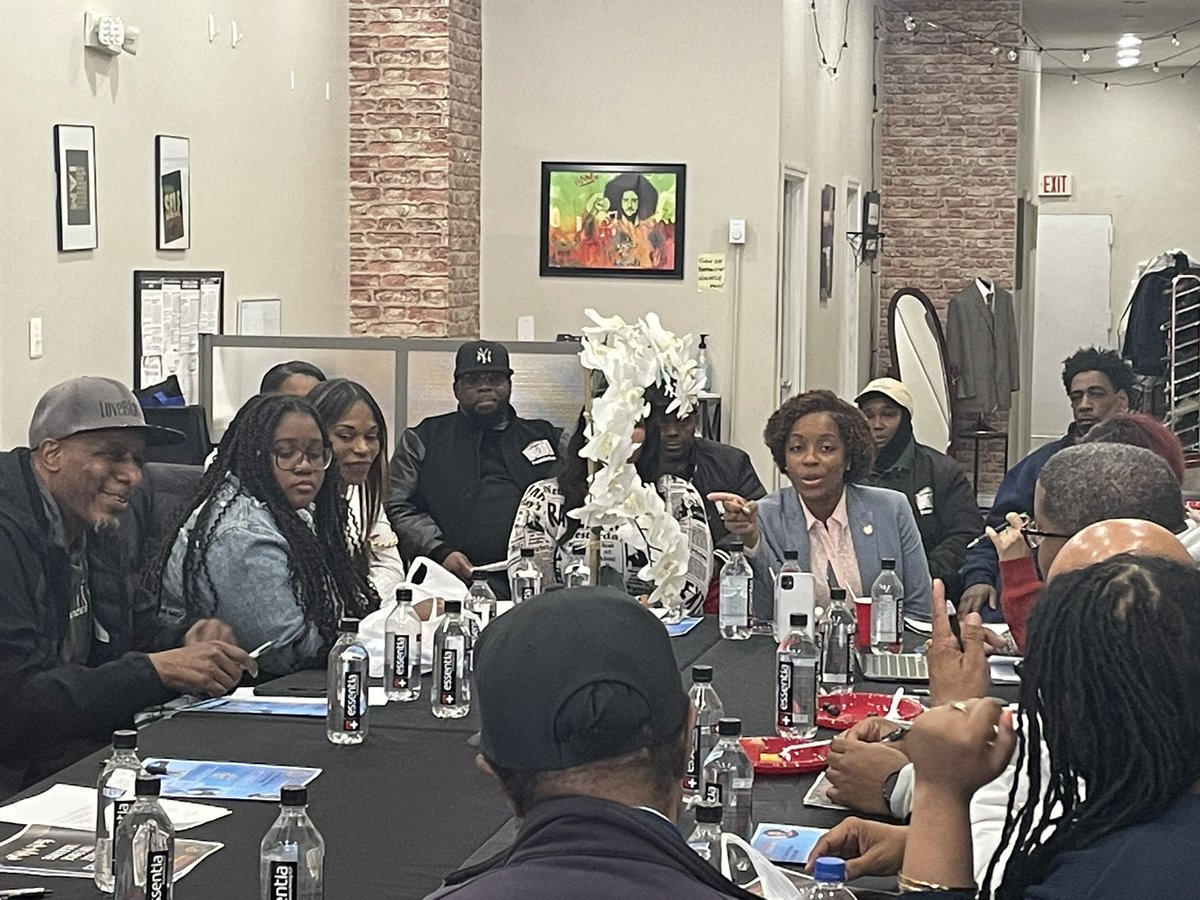 CMBrooksPowers's tweet photo. Great start to our inaugural Communities Against Violence Exchange (C.A.V.E) Meeting with critical stakeholders from across the 31st Council district. Thank you to all of our attendees. #FoundationBuilding https://t.co/KqTIInDzjD